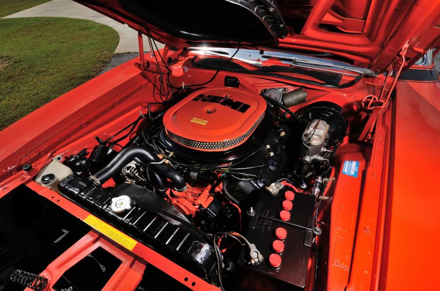 Моторный отсек Dodge Charger R/T Hemi With Ramcharger Hood Option (WS23) 1971 года  (фото 29 из 40)